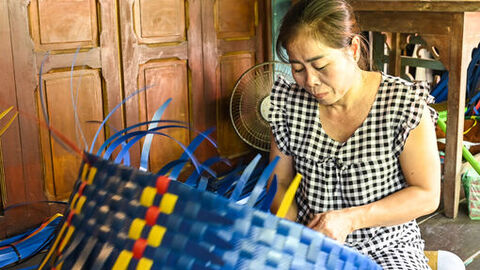 Phụ nữ giúp nhau giảm nghèo