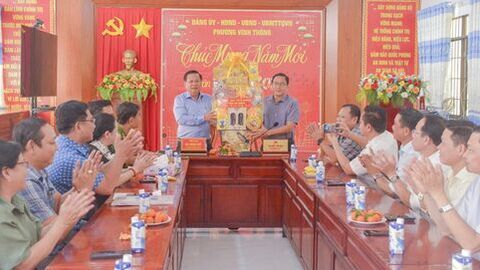 Bí thư Đảng ủy phường Rạch Giá Mai Hoàng Khởi chúc tết phường Vĩnh Thông, xã Tân Hội