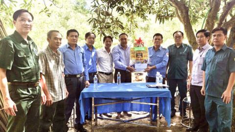 Lãnh đạo xã Ba Chúc thăm, động viên Đội K93 đang tìm kiếm, quy tập hài cốt liệt sĩ