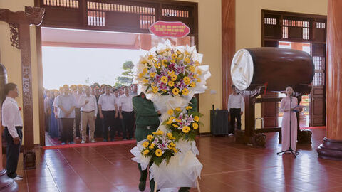 Dâng hoa, dâng hương các Anh hùng liệt sĩ, lực lượng vũ trang nhân dân và Thanh niên xung phong hy sinh trên tuyến đường 1C