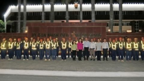 Lãnh đạo phường Long Xuyên thăm, tặng quà bệnh nhân và các lực lượng trực đêm giao thừa