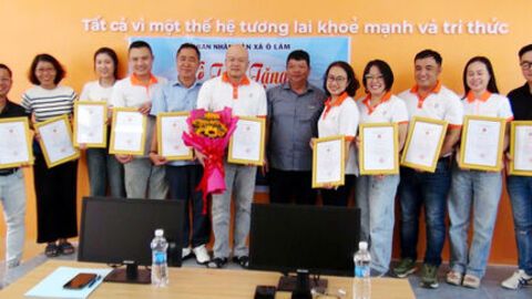 Nhóm Lan tỏa yêu thương Caravan tặng máy vi tính cho Trường Tiểu học “B” Lương Phi