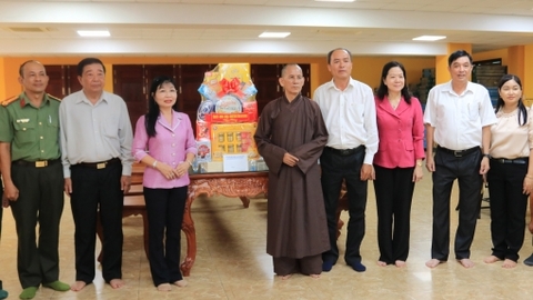 Phó Bí thư Tỉnh ủy, Chủ tịch Ủy ban MTTQ Việt Nam tỉnh Trần Thị Thanh Hương chúc mừng Đại lễ Phật đản