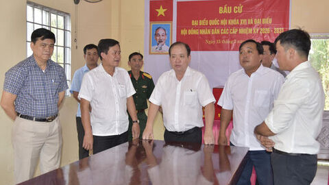 Phó Chủ tịch Thường trực UBND tỉnh An Giang Nguyễn Thanh Phong kiểm tra công tác chuẩn bị bầu cử tại 2 xã Vân Khánh và Đông Hòa 