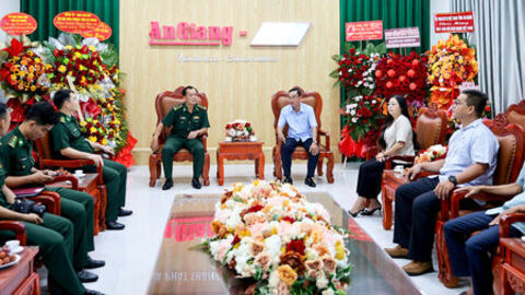 Nhiều đơn vị, địa phương, doanh nghiệp chúc mừng Báo và Phát thanh - Truyền hình An Giang
