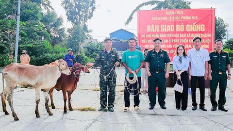 Đoàn Kinh tế Quốc phòng 915 trao tặng bò giống cho người dân vùng biên