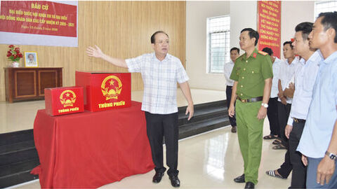 Phó Chủ tịch Thường trực UBND tỉnh An Giang Nguyễn Thanh Phong kiểm tra công tác chuẩn bị bầu cử tại 3 xã 