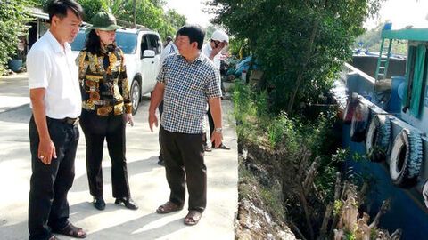 Bí thư xã Ô Lâm khảo sát các điểm sạt lở và thăm đồng