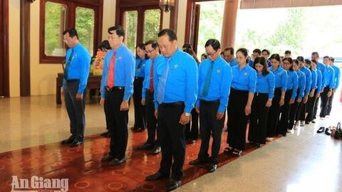 Liên đoàn Lao động tỉnh An Giang dâng hương Chủ tịch Tôn Đức Thắng 