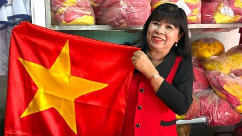 Người phụ nữ ở An Giang hơn 30 năm may cờ Tổ quốc 