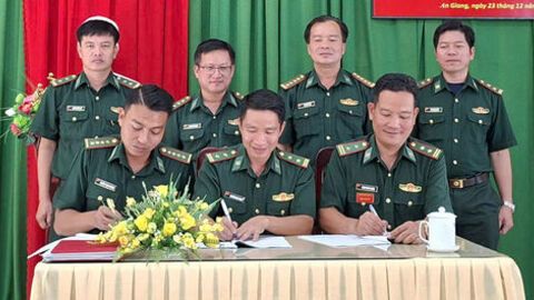 Bàn giao nhiệm vụ Bí thư Chi bộ, Chính trị viên Đồn Biên phòng Tiên Hải 