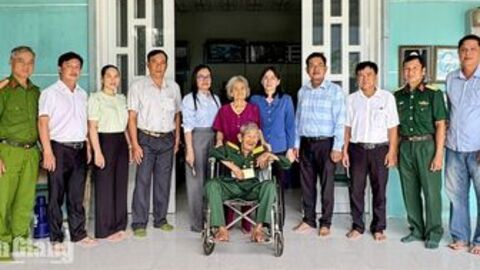 Xã Ô Lâm thăm Anh hùng Lực lượng vũ trang Nhân dân Lê Thành Cư