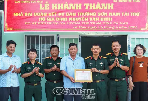 Khởi công và bàn giao nhà cho gia đình chính sách, hộ khó khăn