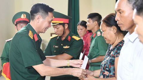 Trung đoàn 892 trao kinh phí hỗ trợ cán bộ, chiến sĩ theo mô hình “Ấm tình hậu phương”