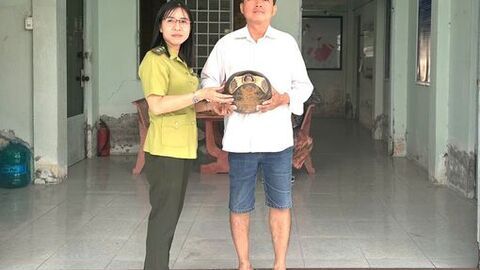 Người dân phường Châu Đốc tự nguyện giao nộp cá thể rùa răng lớn 
