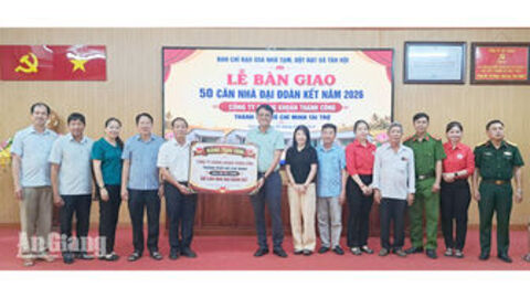 Xã Tân Hội trao 50 căn nhà Đại đoàn kết 