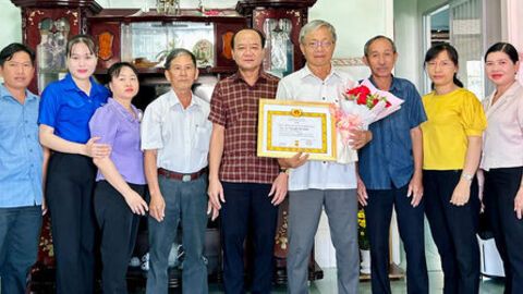 Xã Hòn Đất trao Huy hiệu Đảng tại nhà cho 3 đảng viên