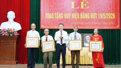 31 đảng viên phường Tiền Phong vinh dự nhận Huy hiệu Đảng