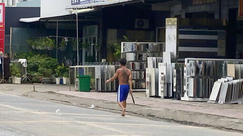 Khống chế đối tượng cầm dao gây rối trên Quốc lộ 63