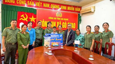 Tình thương “Mẹ đỡ đầu”