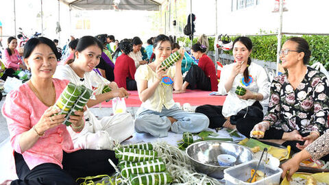 Sôi nổi Hội thi làm các loại bánh đặc trưng của đồng bào Khmer mừng Tết Chôl Chnăm Thmây