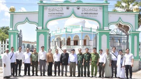 Trưởng ban Tuyên giáo và Dân vận Tỉnh ủy Tống Phước Trường chúc Tết Roya Haji đồng bào Chăm