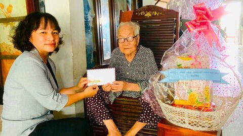 Thăm, tặng quà Mẹ Việt Nam Anh hùng Lê Thị Sáu