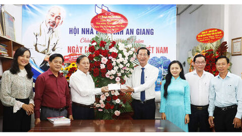 Phó Chủ tịch UBND tỉnh An Giang Lê Văn Phước chúc mừng các cơ quan báo chí nhân kỷ niệm Ngày Báo chí cách mạng Việt Nam