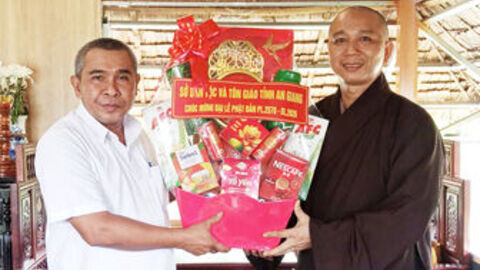 Sở Dân tộc và Tôn giáo tỉnh An Giang chúc mừng Đại lễ Phật đản tại xã Mỹ Đức và phường Châu Đốc