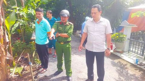 Lãnh đạo xã Cù Lao Giêng kiểm tra các tuyến đê bao xung yếu