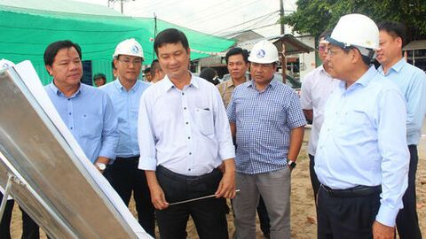 Phó Chủ tịch UBND tỉnh An Giang Ngô Công Thức chỉ đạo giải pháp phòng, chống sạt lở