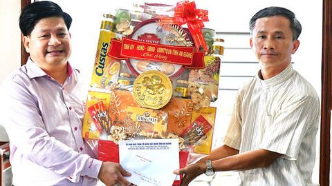 Trưởng Ban Tuyên giáo và Dân vận Tỉnh ủy An Giang Tống Phước Trường chúc mừng lễ Giáng sinh