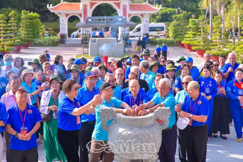 Ban Liên lạc Cựu cán bộ Đoàn thanh niên Việt Nam phía Nam dâng hương Chủ tịch Hồ Chí Minh