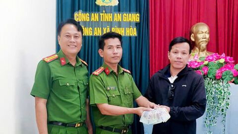 Công an xã Bình Hòa trả lại tài sản cho người đánh rơi