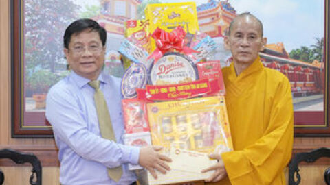 Chủ tịch UBND tỉnh An Giang Hồ Văn Mừng thăm, chúc mừng Đại lễ Phật đản tại phường Rạch Giá