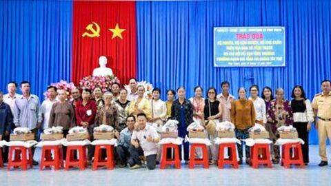 Tuyên truyền pháp luật và tặng quà cho người dân xã Vĩnh Trạch