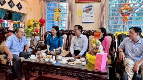 Văn phòng Đảng ủy phường Long Xuyên thăm tặng quà nguyên lãnh đạo Văn phòng Cấp ủy 