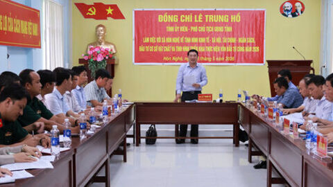 Phó Chủ tịch UBND tỉnh An Giang Lê Trung Hồ làm việc với xã Hòn Nghệ