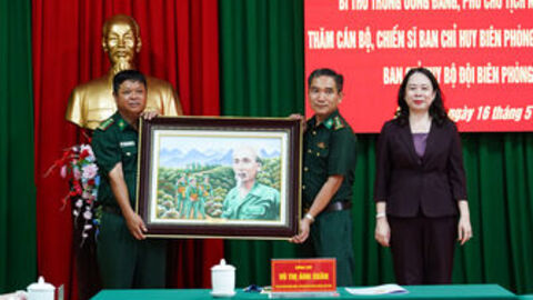 Phó Chủ tịch nước Võ Thị Ánh Xuân thăm cán bộ, chiến sĩ Ban Chỉ huy biên phòng Cửa khẩu cảng Dương Đông