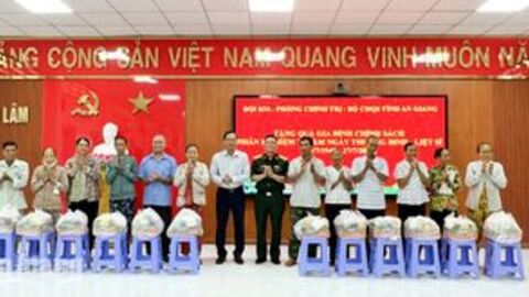 Đội K93 trao 50 phần quà, kêu gọi cung cấp thông tin tìm kiếm hài cốt liệt sĩ