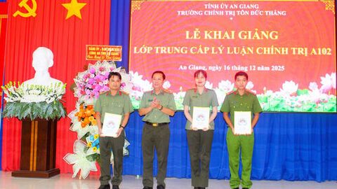 Khai giảng lớp trung cấp lý luận chính trị hệ tập trung A102
