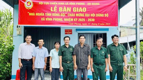 Hội Cựu chiến binh xã Vĩnh Phong bàn giao nhà Nghĩa tình đồng đội