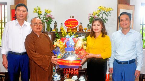 Phó Chủ tịch HĐND tỉnh Lâm Thị Hương Thành chúc mừng tăng, ni, phật tử nhân lễ Vu Lan