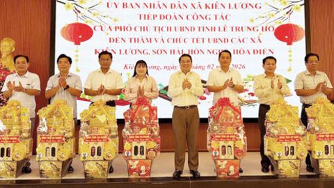 Phó Chủ tịch UBND tỉnh An Giang Lê Trung Hồ thăm, chúc tết các xã