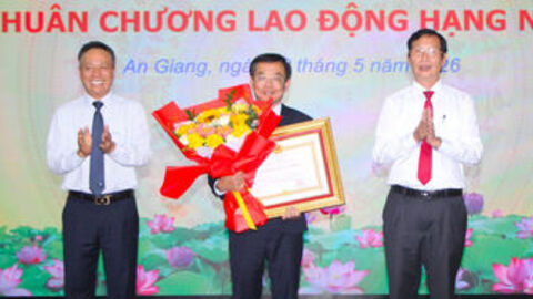 Giám đốc VNPT An Giang Trần Thái Tuyên đón nhận Huân chương Lao động hạng nhì 