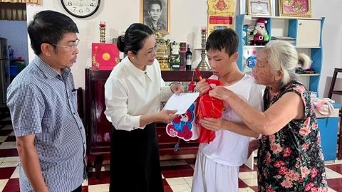 Lãnh đạo phường Bình Đức tặng quà Trung thu cho thiếu nhi 