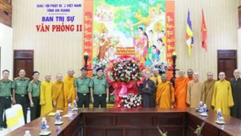 Giám đốc Công an tỉnh An Giang Nguyễn Văn Hận thăm, chúc mừng Đại lễ Phật đản Phật lịch 2570
