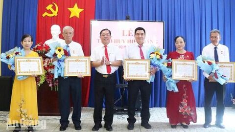 20 đảng viên xã Cần Đăng được trao tặng Huy hiệu Đảng