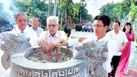 Dâng hương tri ân các anh hùng liệt sĩ tại Tri Tôn