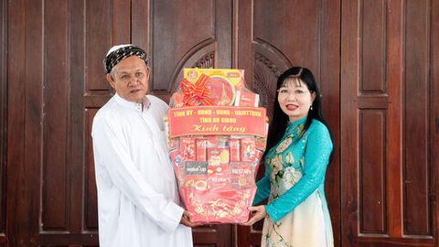 Phó Bí thư Tỉnh ủy, Chủ tịch Ủy ban MTTQ Việt Nam tỉnh An Giang Trần Thị Thanh Hương chúc mừng Tết Roya Haji của đồng bào dân tộc Chăm 